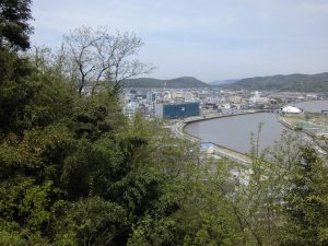 日和山公園から新北上川の中瀬を見る。ここにも建設中の震災公営住宅。